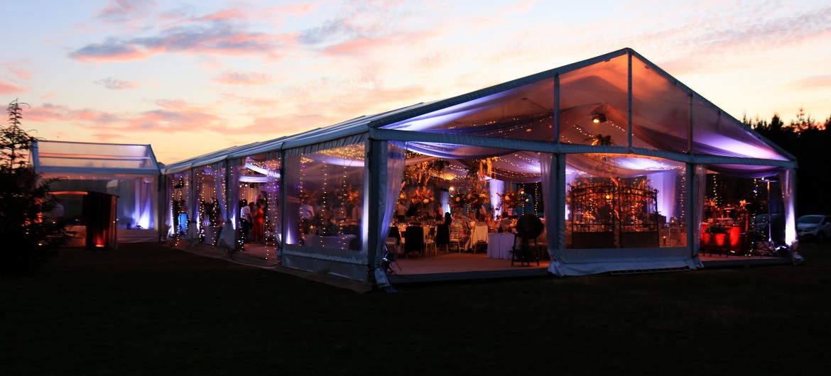 oświetlenie bankietu w namiocie